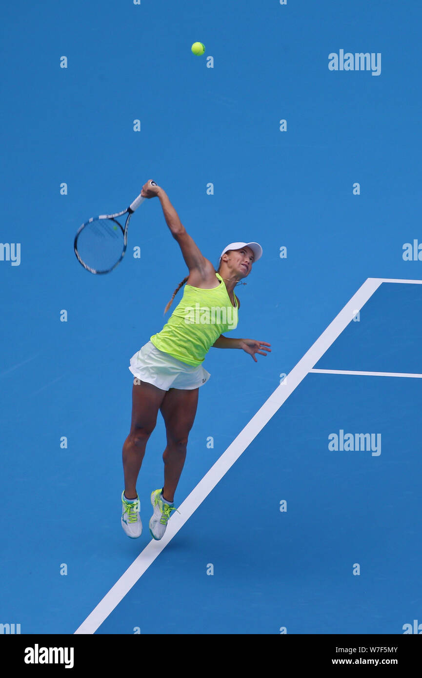 Yulia Putintseva du Kazakhstan sert contre Shuai Zhang de Chine dans leur premier match du féminin au cours de la Chine Open de tennis 2017 Banque D'Images