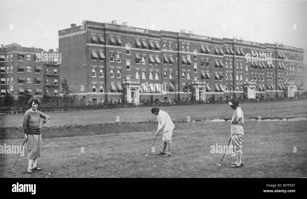 Extérieur de Hawthorne Court Apartments, Jackson Heights, New York, 1922. Artiste : Inconnu. Banque D'Images