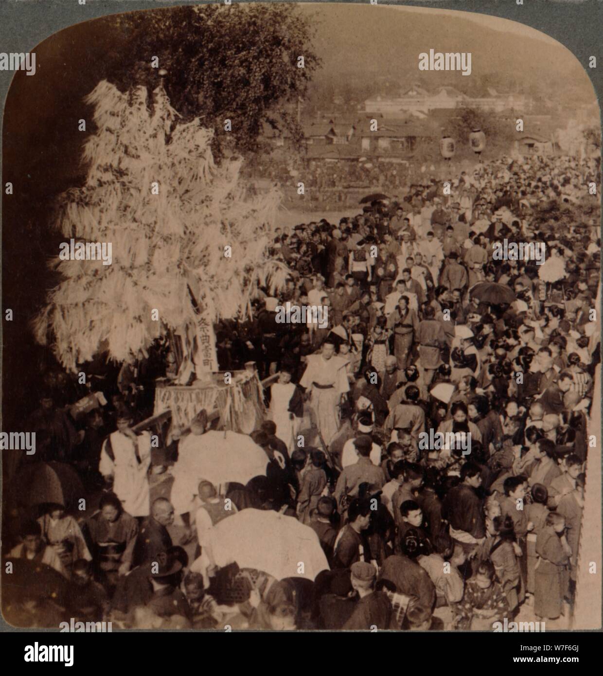 ''Shinto procession transportant des objets sacrés sur pont pour Musée impérial, Kyoto, Japon", 1904. Artiste : Inconnu. Banque D'Images