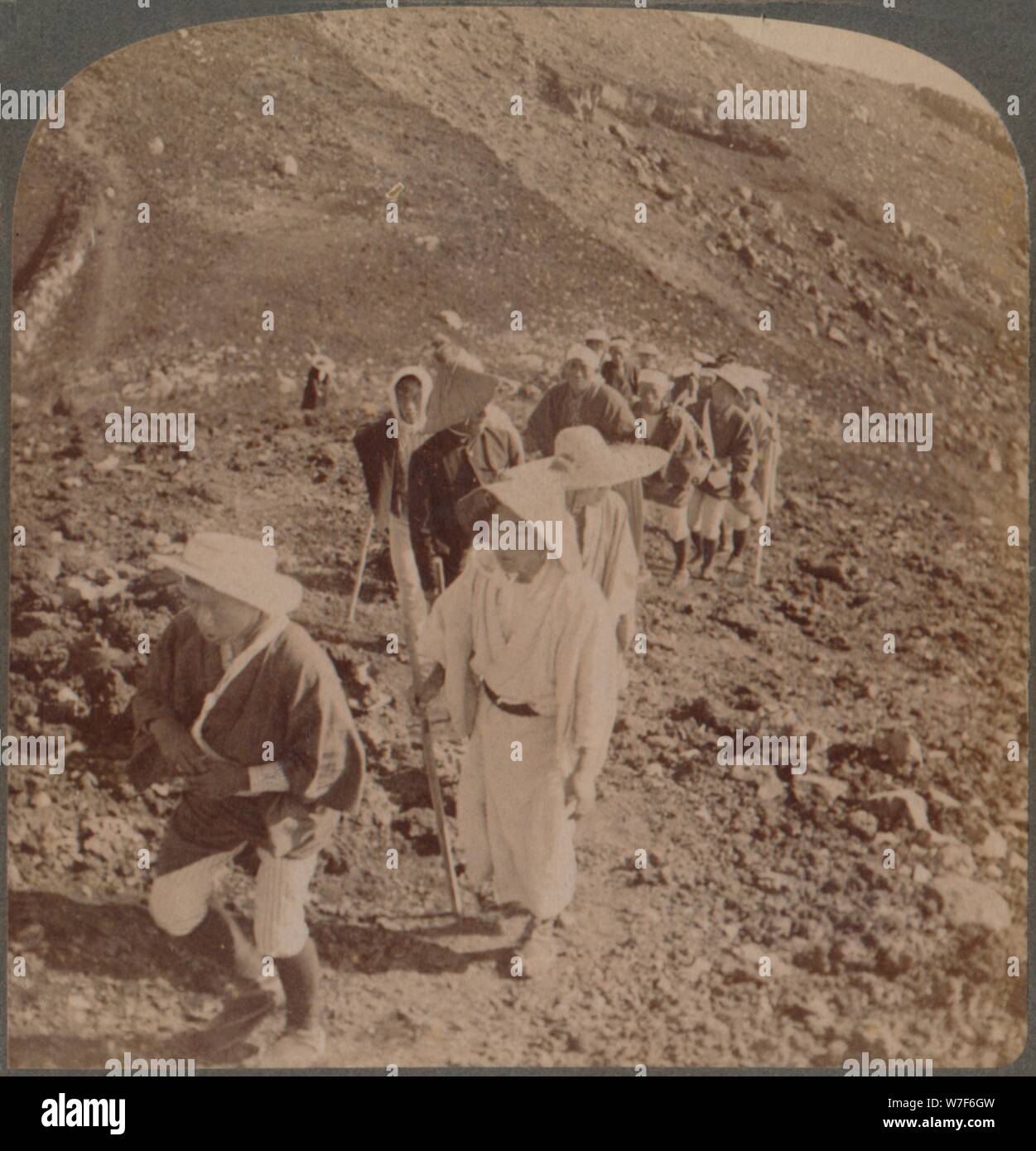 "Les pèlerins, à la fin de l'ascension, fatigués dans le culte sacré de cratère encerclant Fujiyama, le Japon', 1904. Artiste : Inconnu. Banque D'Images
