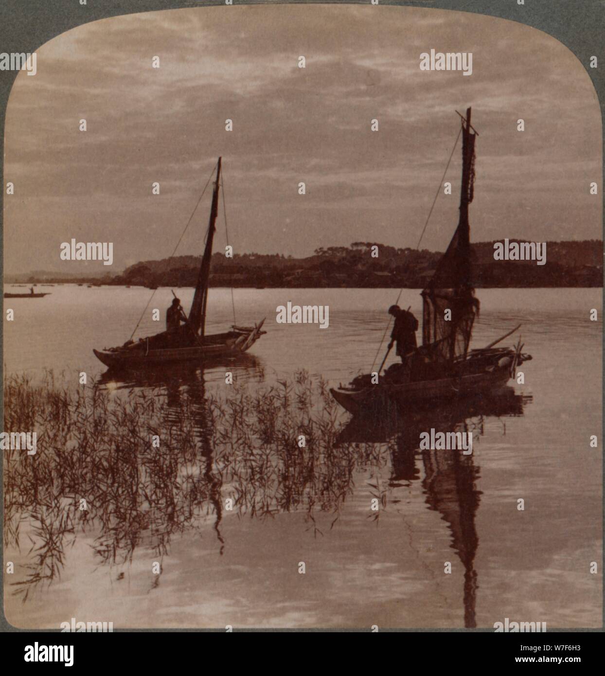 'Bateaux de pêche au coucher du soleil sur Kawasaki à Tamagawa, près de Yokohama, Japon', 1904 Artiste : Inconnu. Banque D'Images