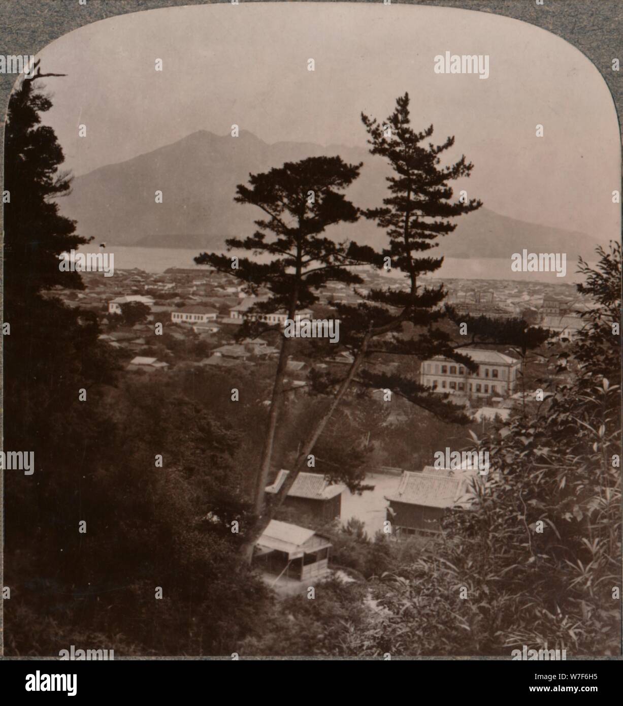 'Vista de collines au-dessus de Kagoshima sur le lac au loin le volcan Sakurajima, le Japon', 1904. Artiste : Inconnu. Banque D'Images