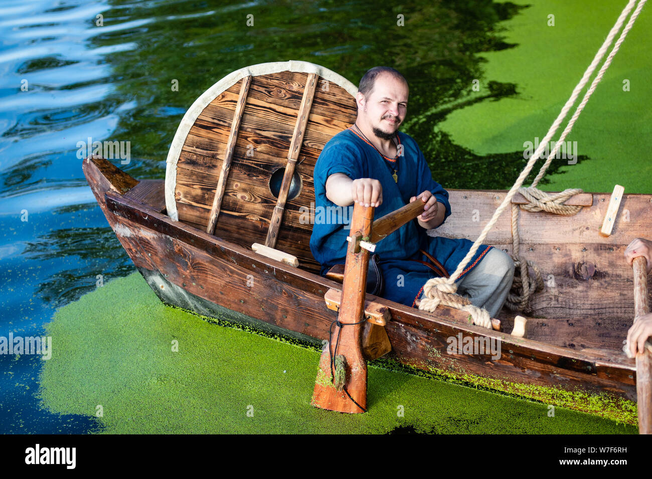 Les règles d'un drakkar viking, un homme en vêtements antiques se trouve  dans un bateau à voile en bois Photo Stock - Alamy