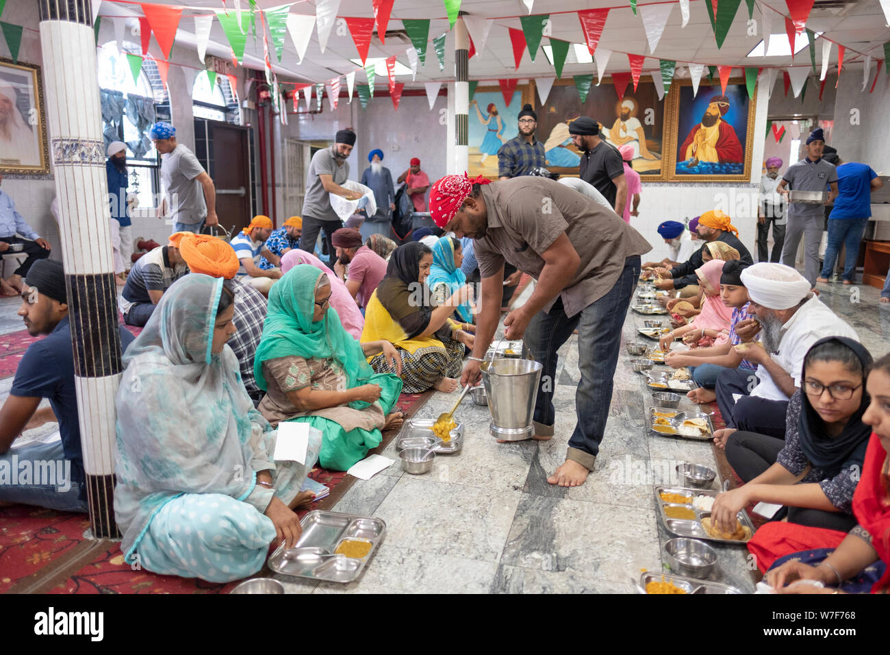 Un langar dans un temple Sikh où toute personne qui en fait la demande, peut obtenir gratuitement un repas végétarien. À Richmond Hill, Queens, New York. Banque D'Images