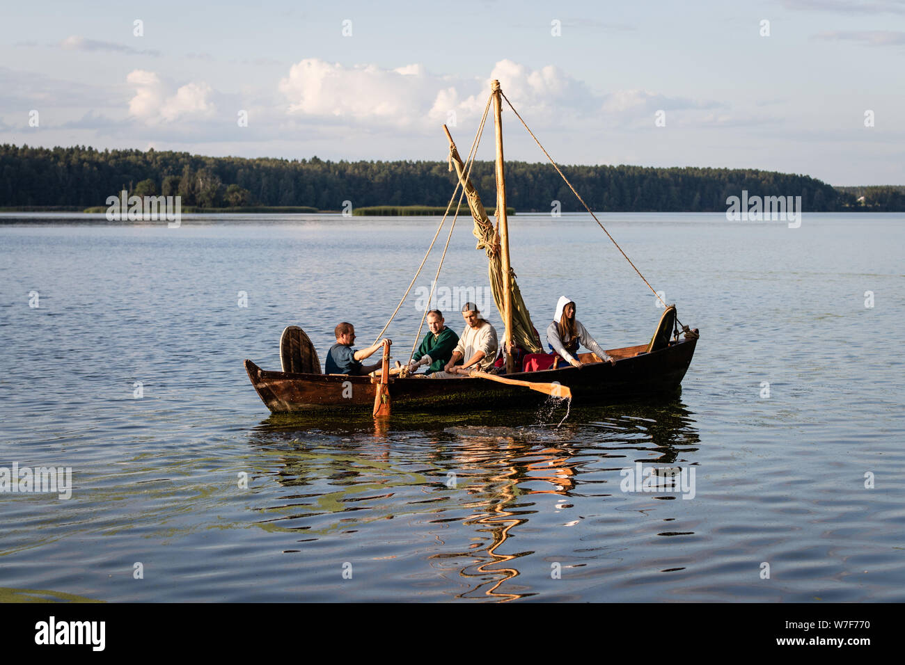 Randonnée pédestre sur un voilier et bateau à rames sur le lac. Les amateurs de reconstitution historique en costume d'expérience Viking construit sa propre petite Drakkar Banque D'Images