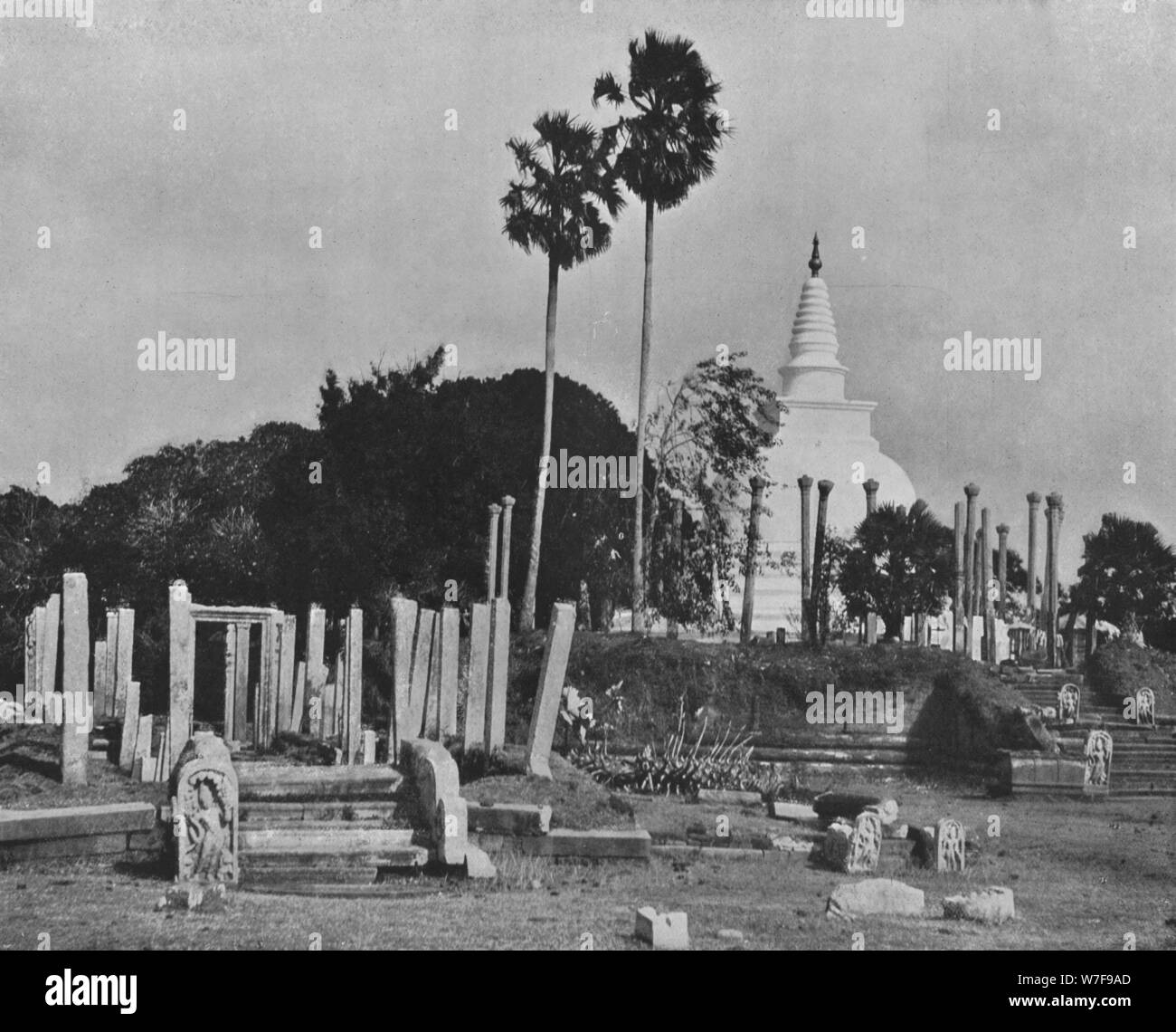 "Les villes dévastées d'Anuradhapura. Thuparama Dagoba', c1890, (1910). Artiste : Alfred William Amandus Plaque. Banque D'Images