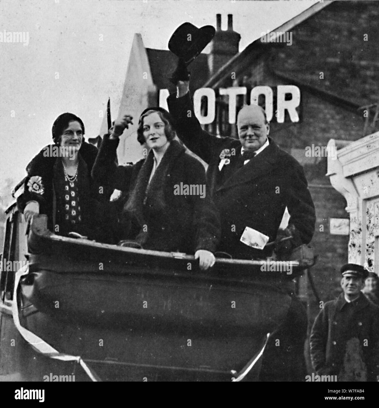 'Retournés pour Wemmel Mme Churchill et sa fille Diana partager le bonheur et la victoire', 1931, (1945). Artiste : Inconnu. Banque D'Images