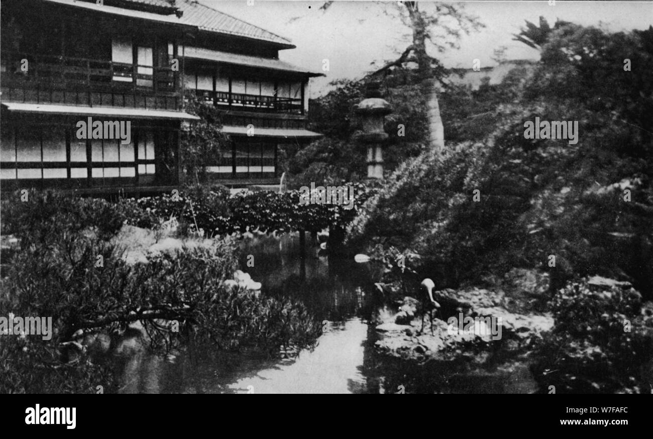 "Un jardin de thé, Tokyo. Thème de paysage avec des origines volcaniques', c1900, (1921). Artiste : Julian Leonard Street. Banque D'Images