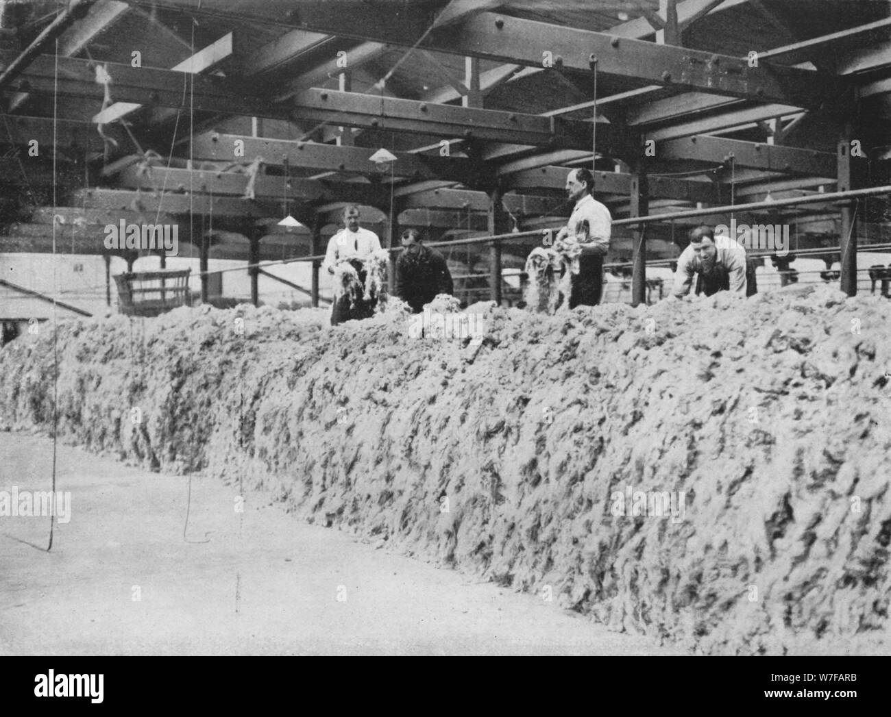 'La réalisation de laine - kaki coupé", 1915. Artiste : Inconnu. Banque D'Images