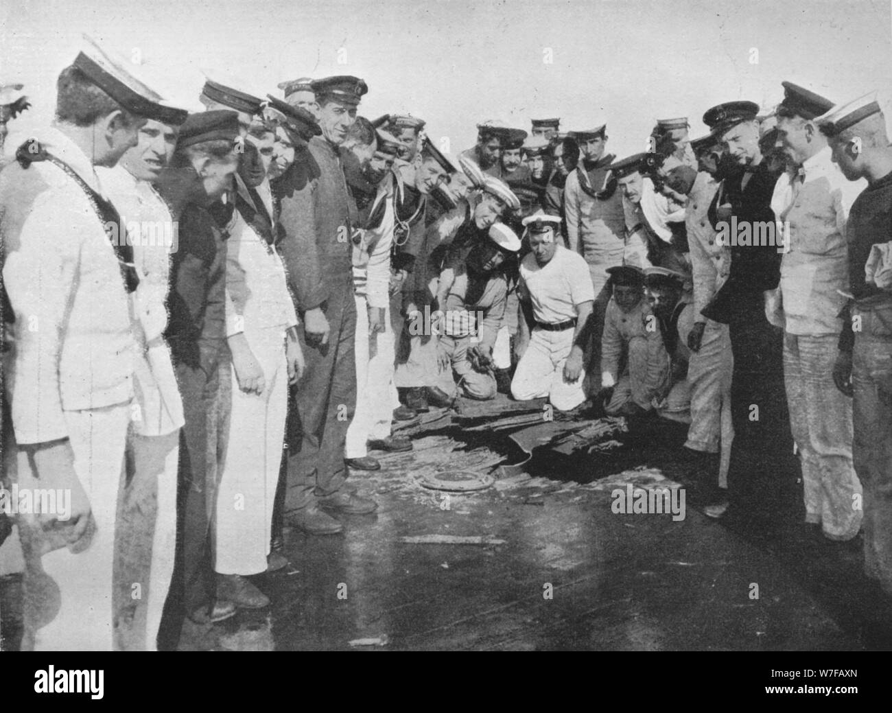 Les marins britanniques autour d'un trou dans le pont de leur navire', 1915. Artiste : Inconnu. Banque D'Images