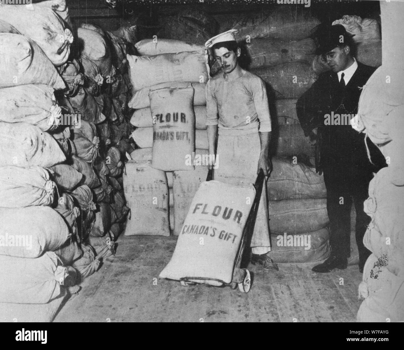 Partie du don de la farine du soulagement de la détresse de la guerre en Angleterre', 1915. Artiste : Inconnu. Banque D'Images