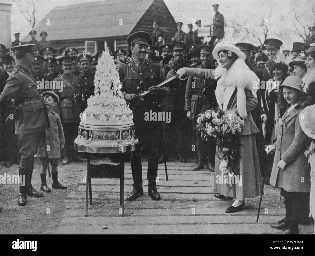 'Un mariage kaki : couper le gâteau de mariage avec l'époux's sword', 1915. Artiste : Inconnu. Banque D'Images