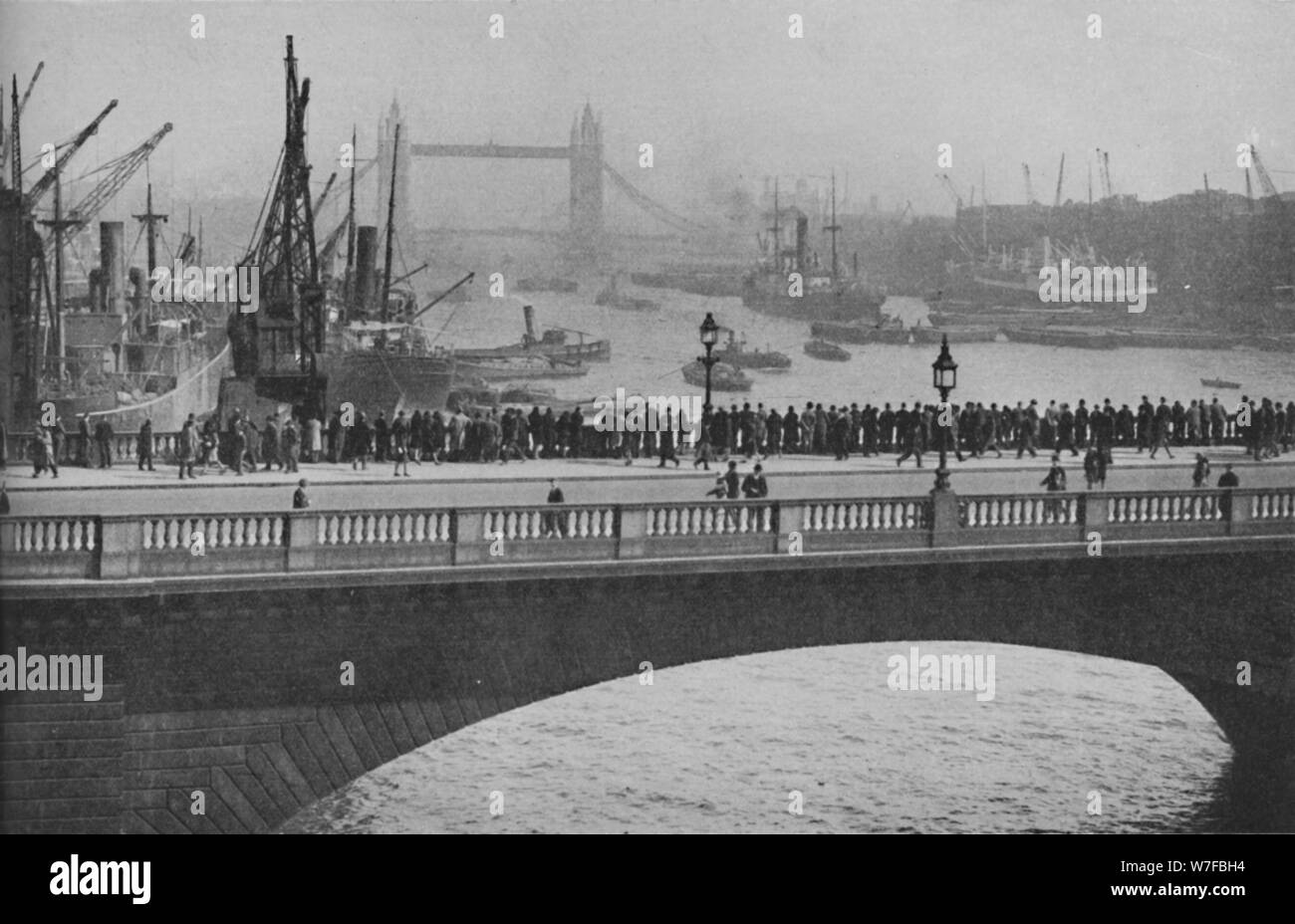 'L'étang supérieur de London Bridge, l'une des sections les plus chargées du Port de Londres", 1936. Artiste : Inconnu. Banque D'Images