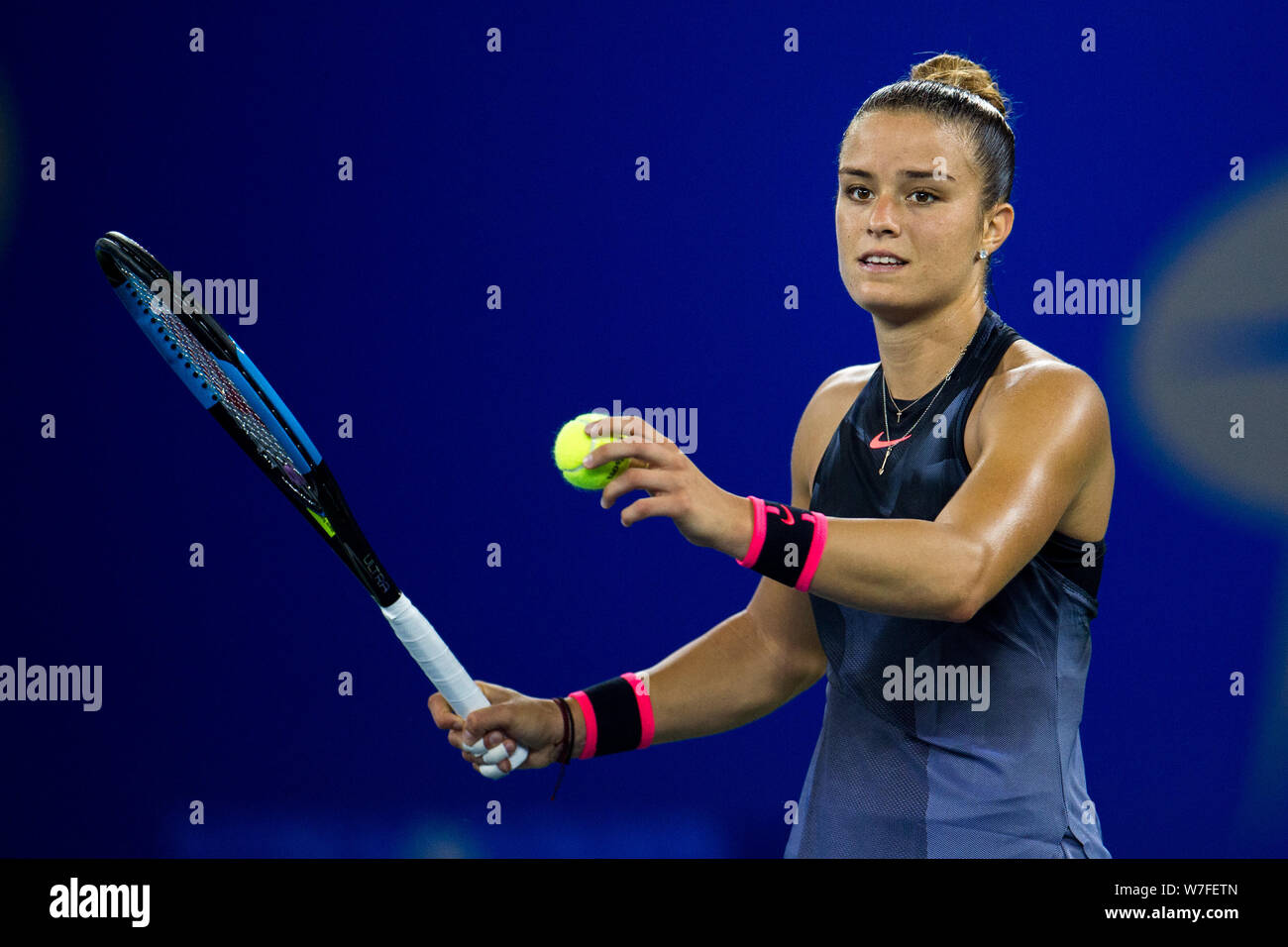 Sakkari Maria de la Grèce se prépare à servir contre Alize Cornet de France en match quart de leur féminin au cours de la WTA Open de Wuhan Banque D'Images