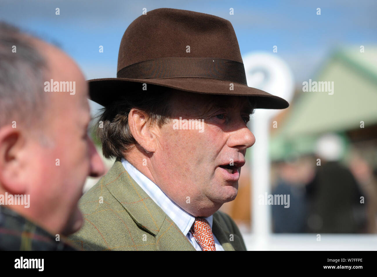 Jump racing revient à l'Hippodrome de Hereford, jeudi 6 octobre, 2016. Trainer Nicky Henderson qui ont regardé Andrew Tinkler sur plutôt être gagner la course de haies d'ouverture. Banque D'Images