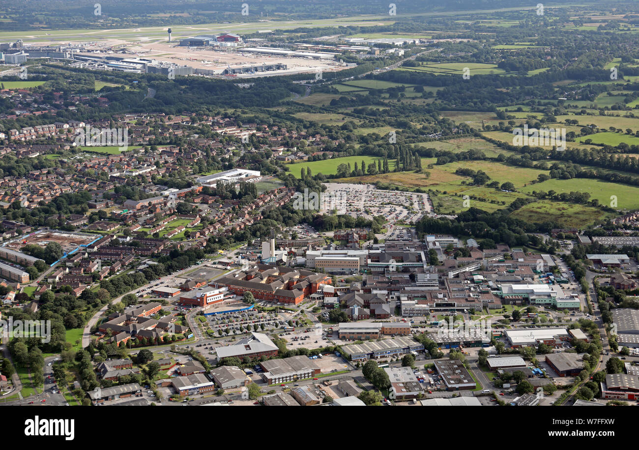 Vue aérienne de Wythenshawe Hospital et l'aéroport de Manchester, Manchester Banque D'Images