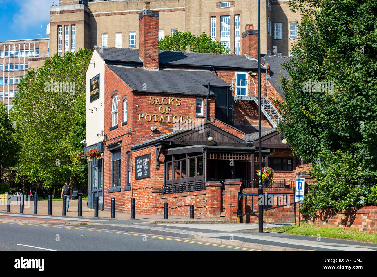 L'attrayant des sacs de pommes de verre et de l'alimentation de la vente de pub dans un cadre traditionnel au bord de l'université Aston, Birmingham, West Midlands, Royaume-Uni Banque D'Images