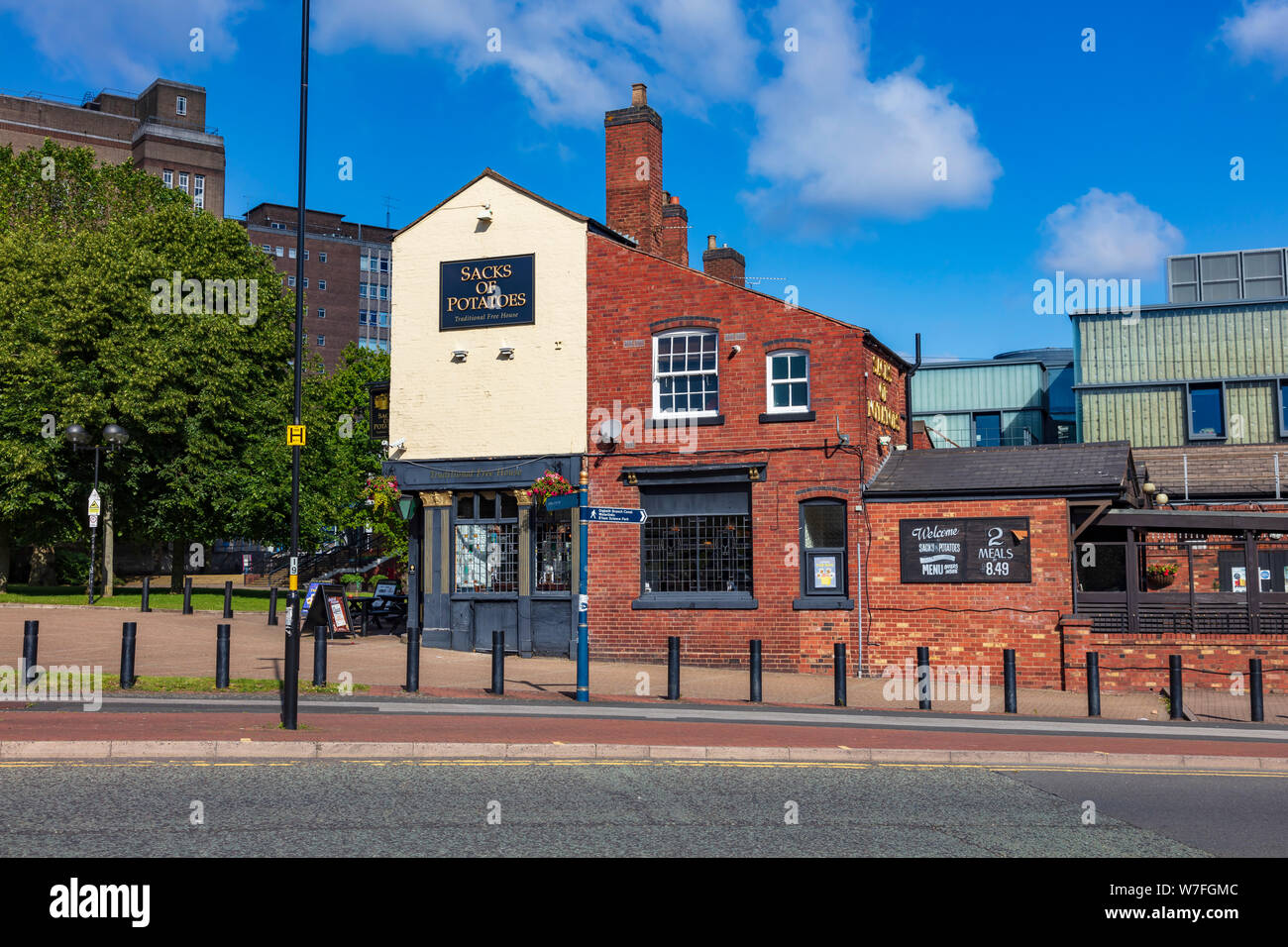 L'attrayant des sacs de pommes de verre et de l'alimentation de la vente de pub dans un cadre traditionnel au bord de l'université Aston, Birmingham, West Midlands, Royaume-Uni Banque D'Images