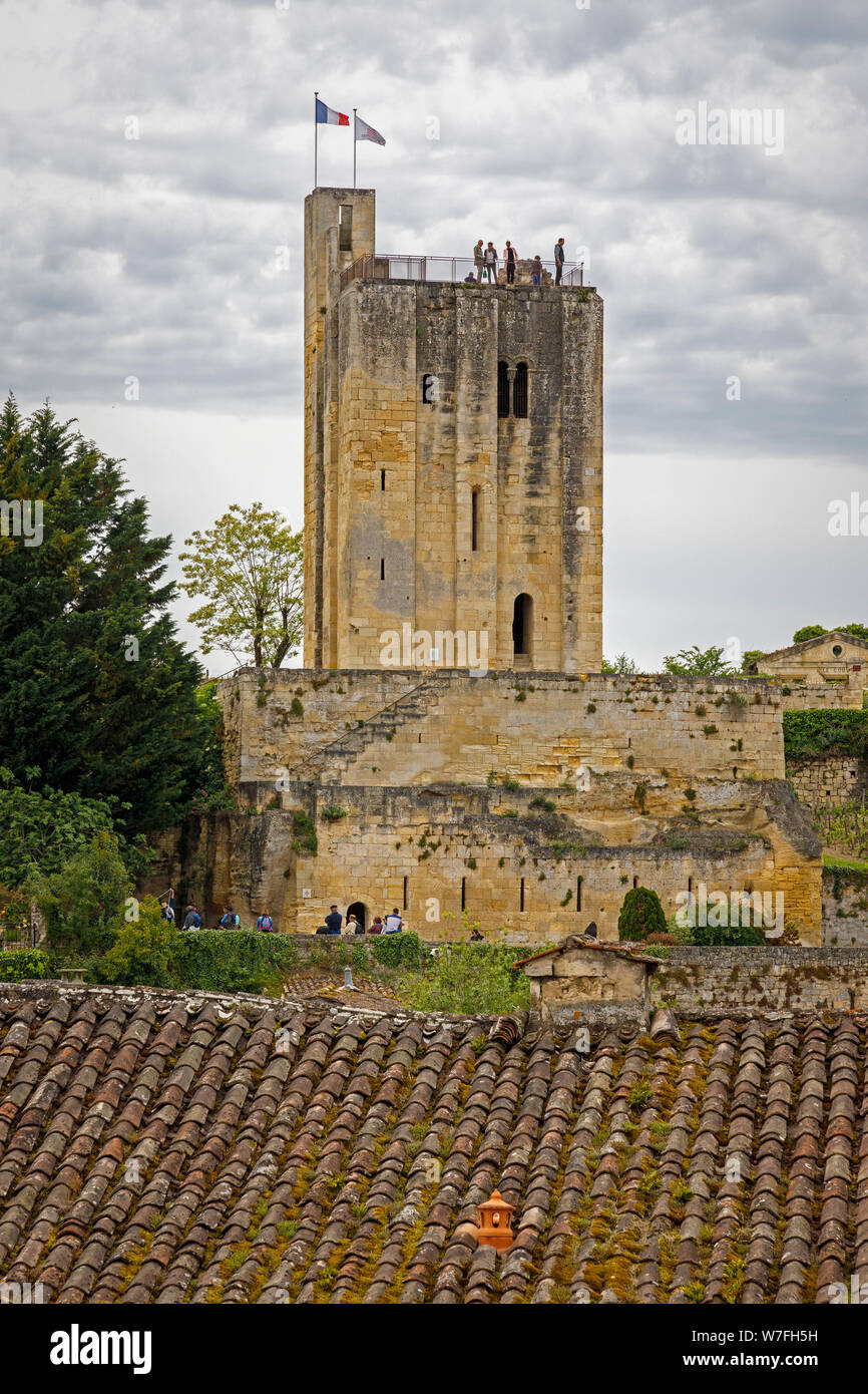 La C13 King's Tower qui se trouve à côté de l'art roman du roi garder à Saint-Émilion, France. Les touristes visitent c'est des remparts. Banque D'Images