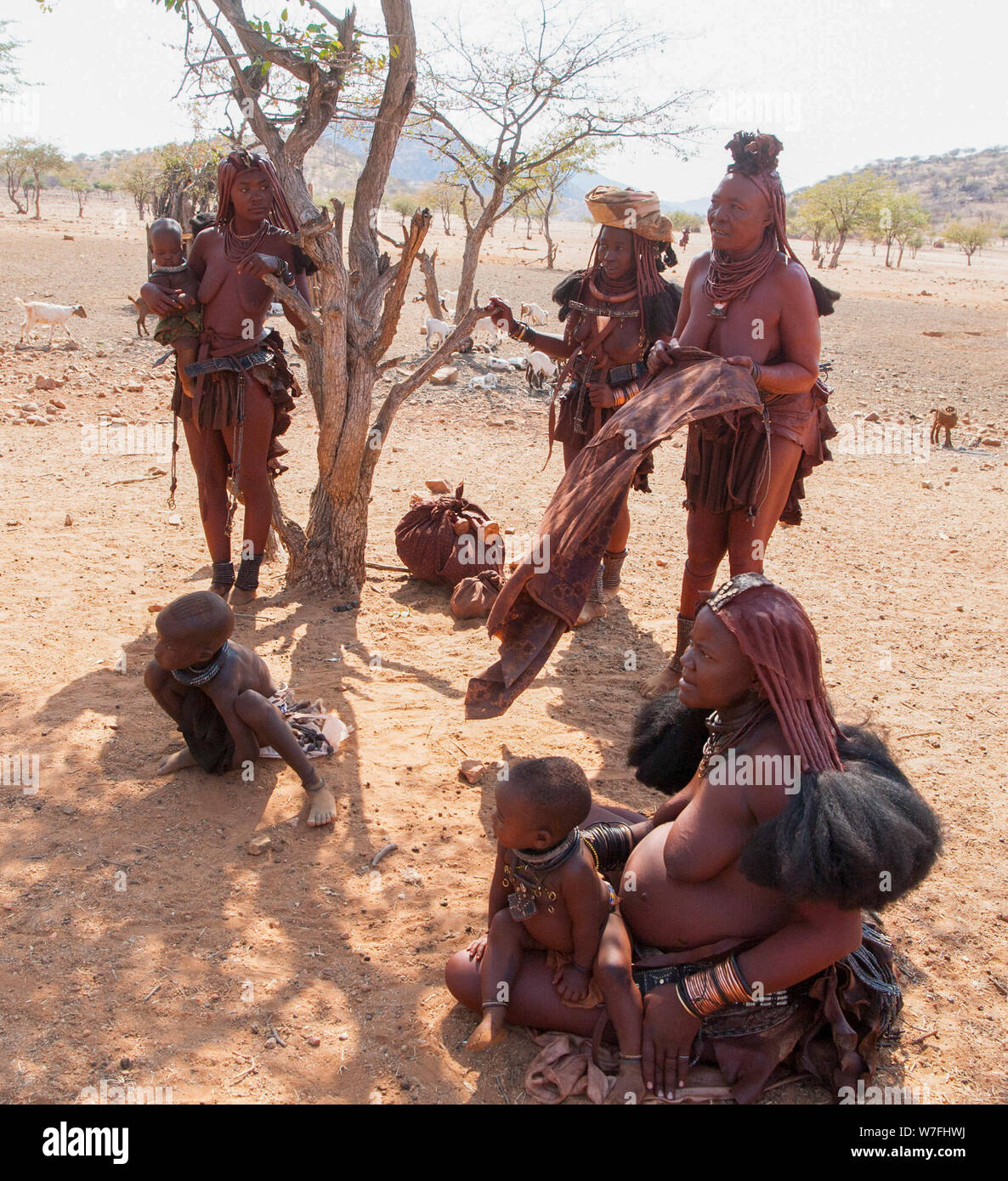 Les femmes Himba vendre de l'artisanat et de bibelots pour touristes dans leur village, Kaokoveld, Namibie, Afrique Banque D'Images