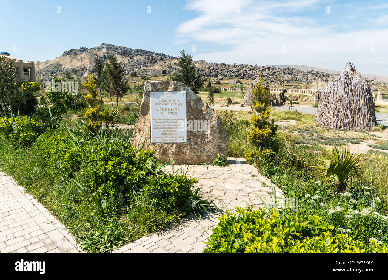 Gobustan, Azerbaïdjan - 1 mai 2019. Paysage à l'entrée de musée de Gobustan en Azerbaïdjan, avec signe. Banque D'Images