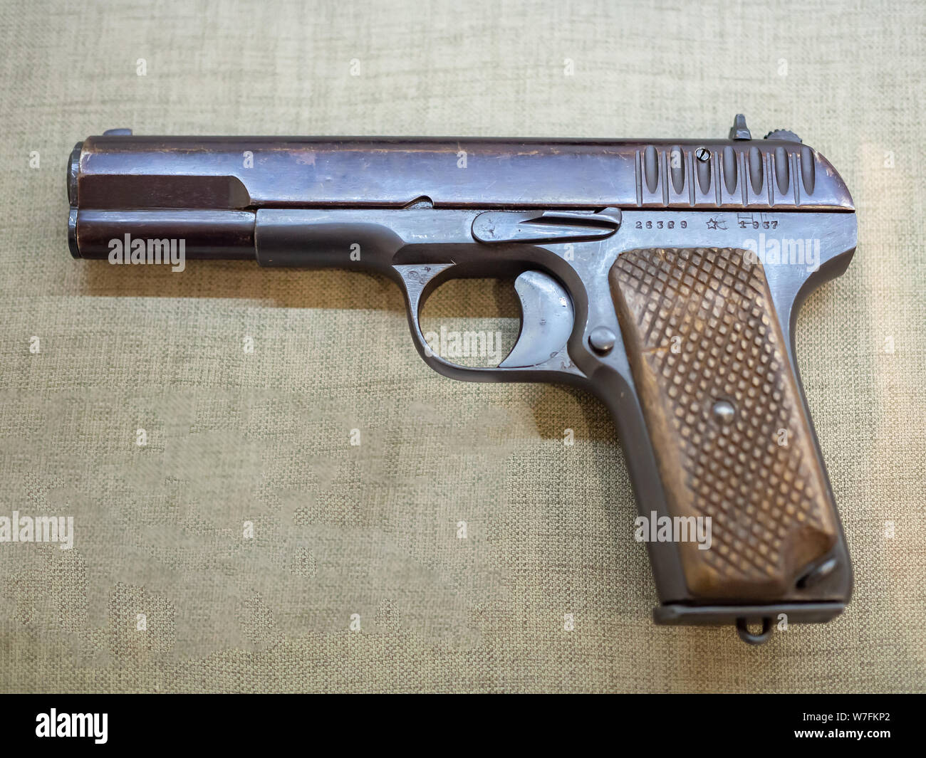 KIEV, UKRAINE - 23 juillet, 2019 : 1930 pistolet semi-automatique russe TT-30 (TulaTokarev) dans le Musée Polytechnique Nationale ukrainienne à l'Université Technique Banque D'Images