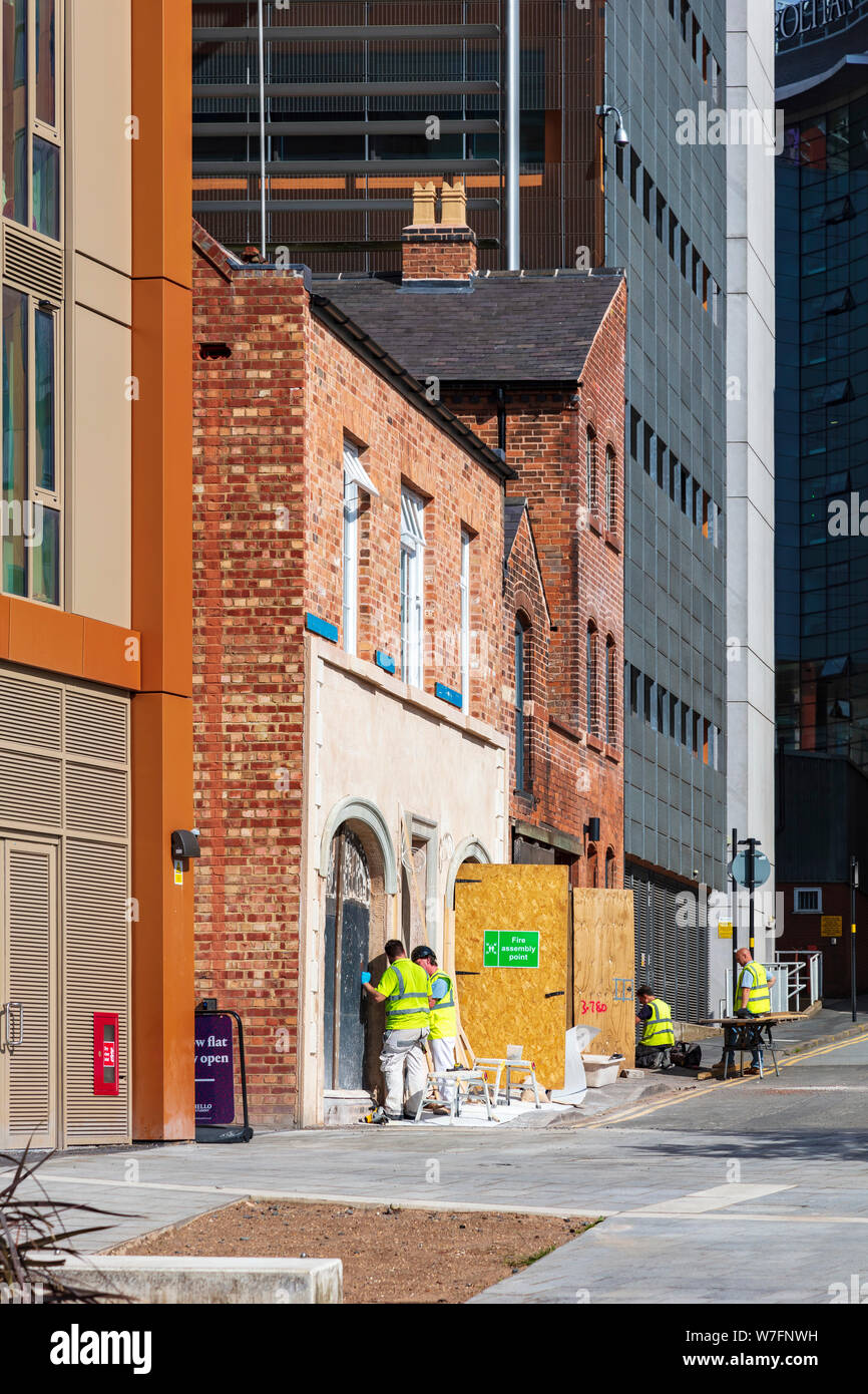 Une vue vers le haut la rue Fox d'Eastside Millennium Park sur Curzon Street montre des ouvriers de la restauration d'une maison historique, Birmingham, West Midlands, Royaume-Uni Banque D'Images