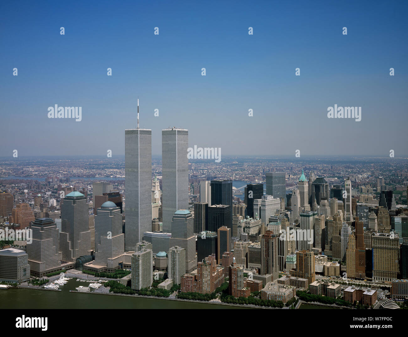 Vue aérienne de la ville de New York, avec deux tours jumelles du World Trade Center visible