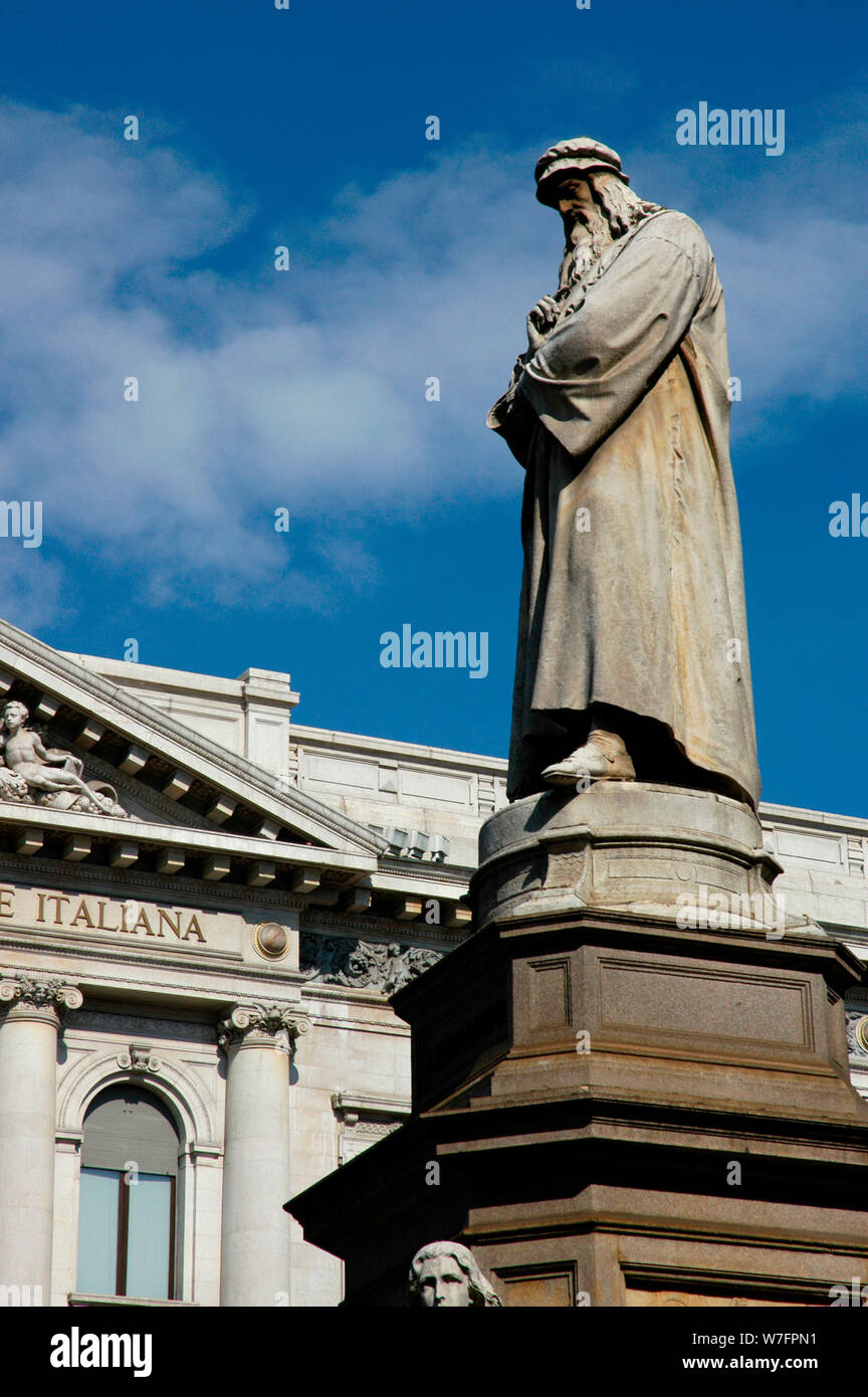 Leonardo da Vinci (1452-1519). Polymathe italien de la Renaissance. Statue qui couronne le monument de Leonardo da Vinci (1452-1519), par Pietro Magni, 1872. Piazza della Scala. Milan, Italie. Région de Lombardie. Banque D'Images