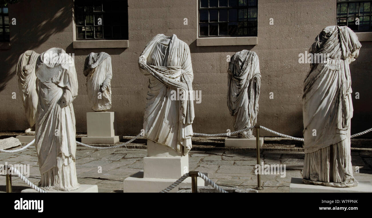 La Grèce. Des statues dans le musée archéologique d'Ancienne Corinthe. Banque D'Images