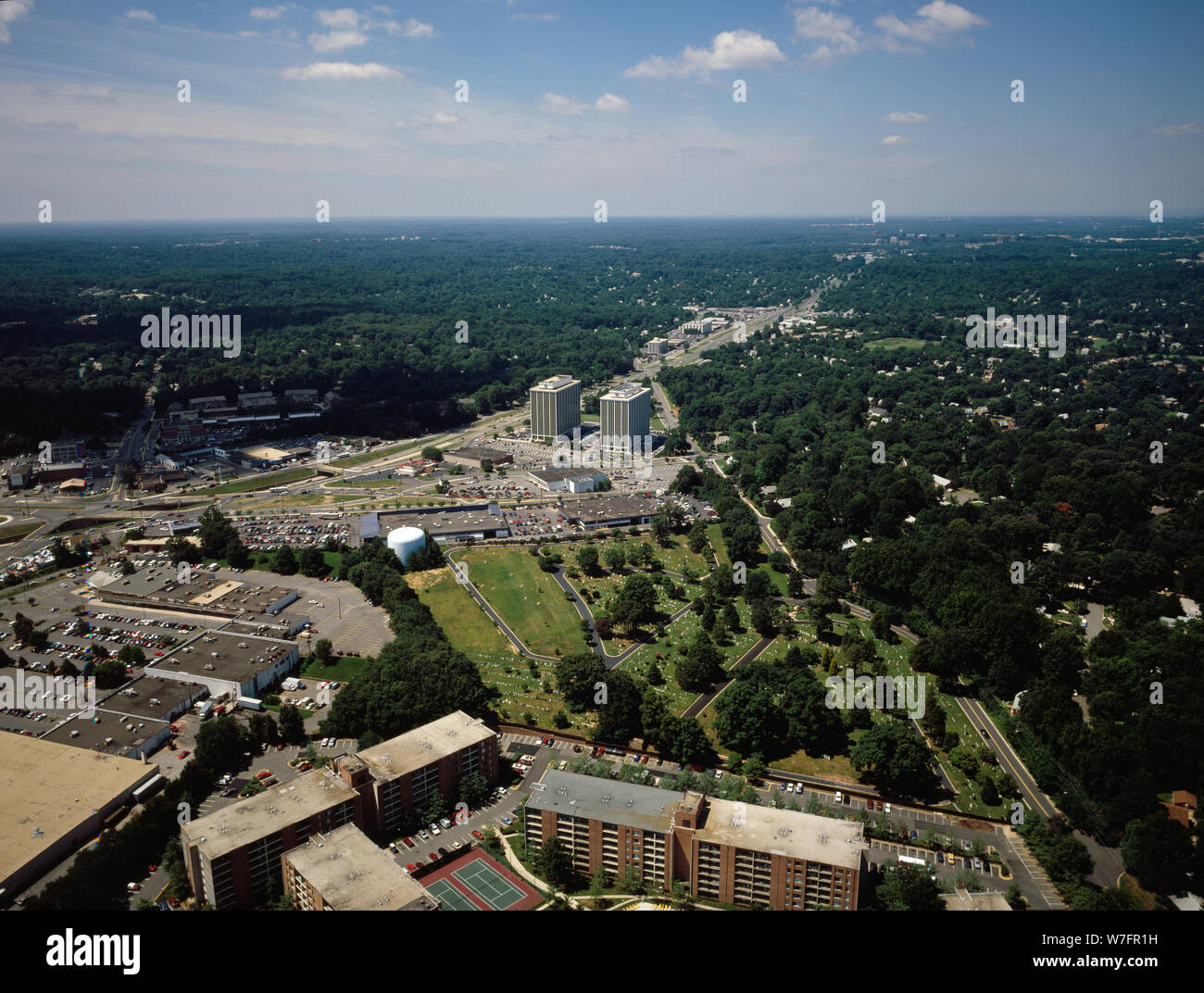 Vue aérienne de la Virginie du Nord, ouest de l'anneau intérieur fortement peuplées de Washington, D.C., de banlieues Banque D'Images