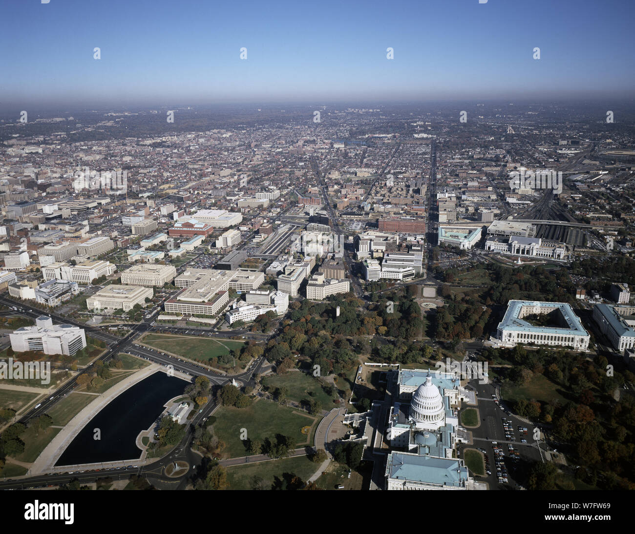 Vue aérienne de Washington, D.C., à l'échelle du Nord haut de la capitale américaine et son miroir d'eau Banque D'Images Vue aérienne de Washington, D.C., à l'échelle du Nord haut de la capitale américaine et son miroir d'eau Banque D'Images