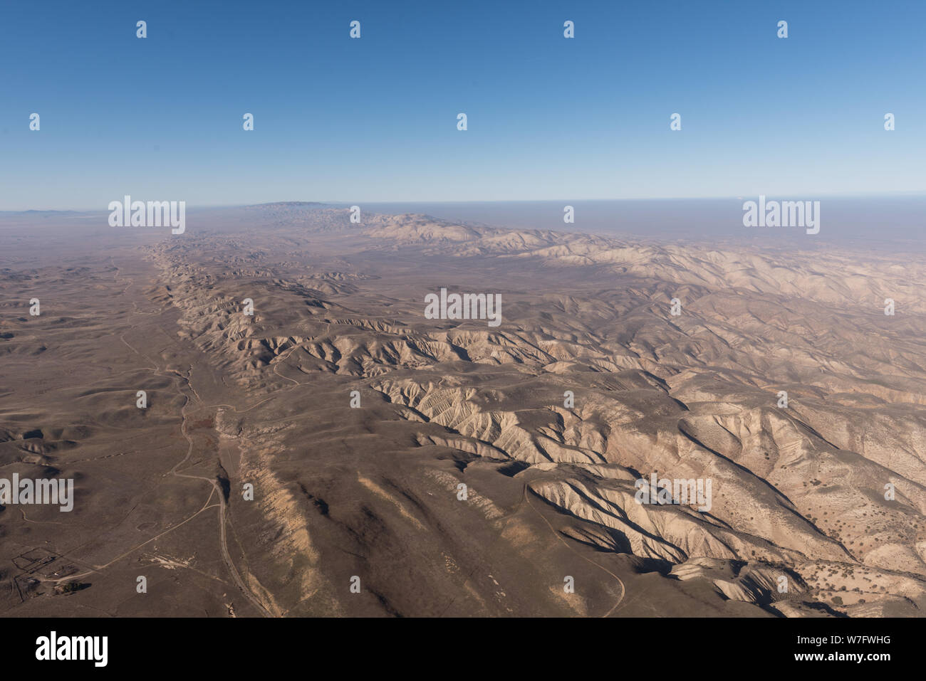 Vue aérienne d'une partie de la faille de San Andreas en Californie, montagnes de la Sierra Madre, à mi-chemin entre Bakersfield et Santa Barbara Banque D'Images