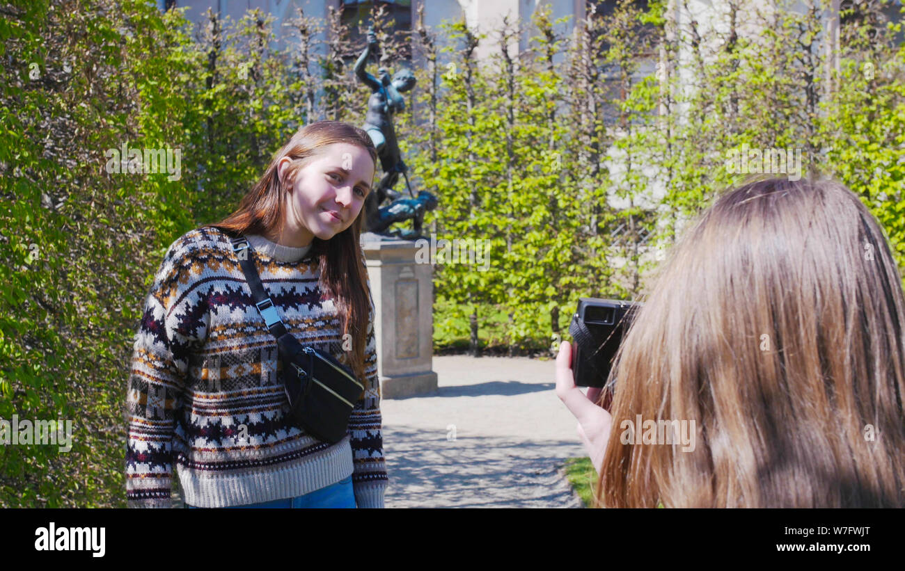 Une jeune femme prend des photos de son ami sur l'arrière-plan sur le monument. République tchèque, Prague Banque D'Images