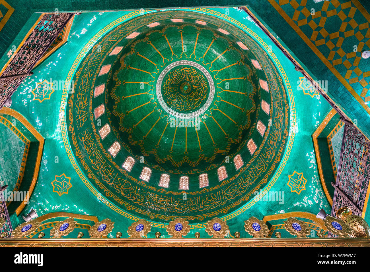 Bibi-Heybat, Baku, Azerbaïdjan - 12 mai, 2019. Vue de l'intérieur de la coupole de la mosquée de Bibi-Heybat à Bakou, décorées dans des tons de vert et turquoise mosa Banque D'Images