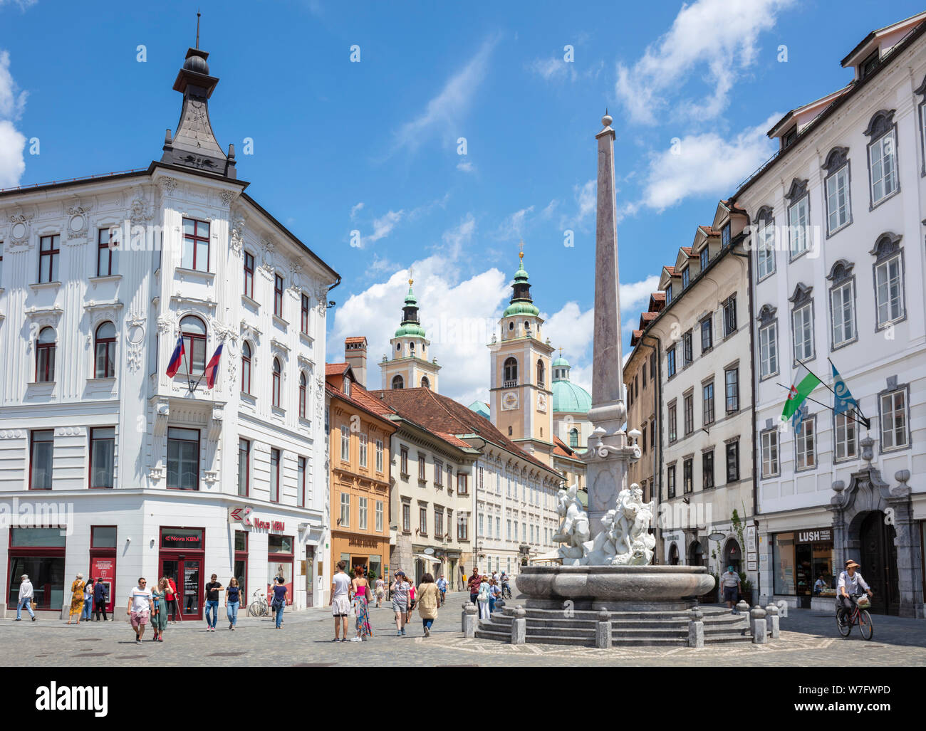 Les gens les visiteurs et les touristes à Ljubljana Town Square en face de la nouvelle Robba fountain Stritarjeva ulica Vieille Ville Ljubljana Slovénie eu Europe Banque D'Images