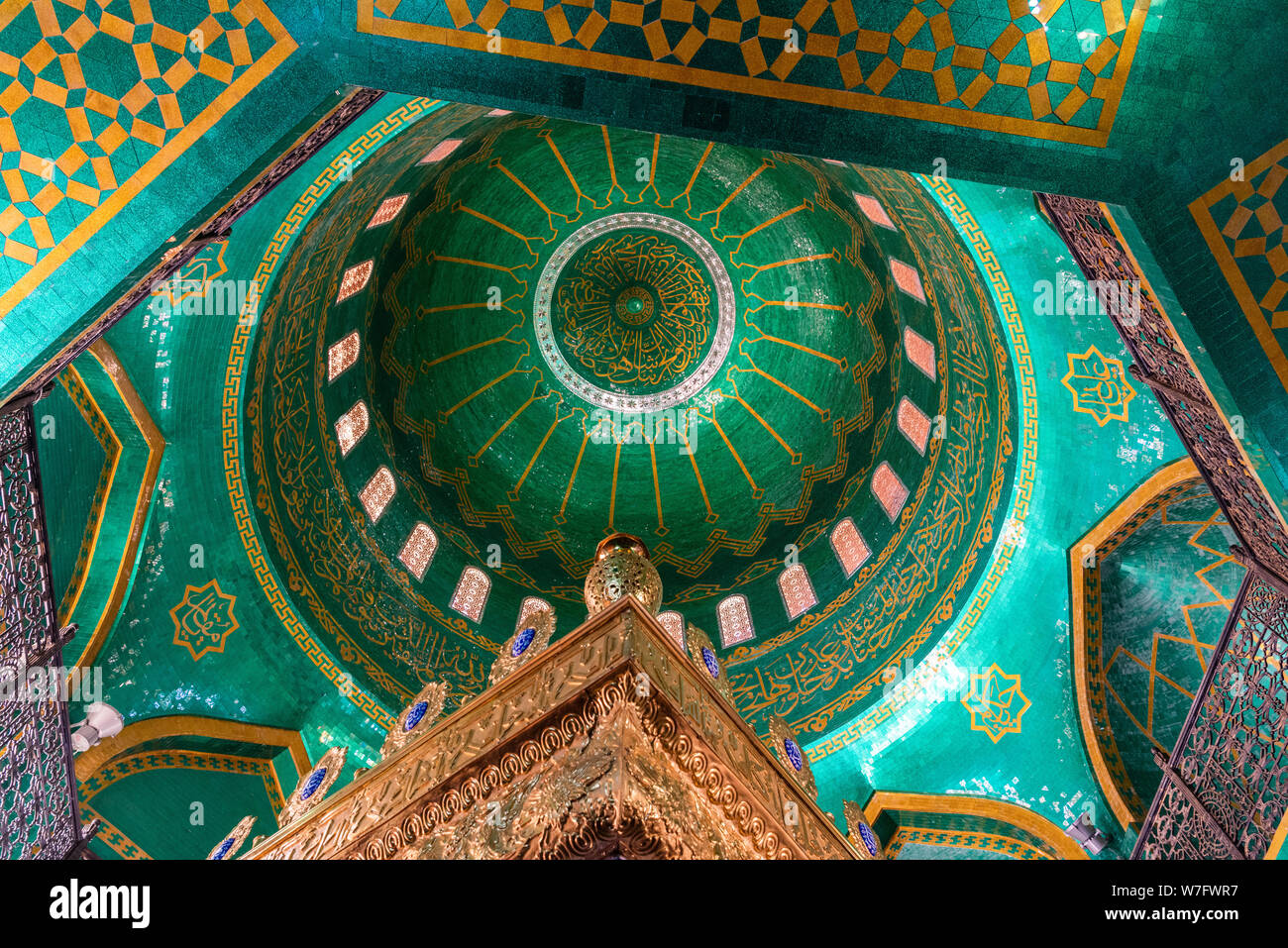 Bibi-Heybat, Baku, Azerbaïdjan - 12 mai, 2019. Vue de l'intérieur de la coupole de la mosquée de Bibi-Heybat à Bakou, décorées dans des tons de vert et turquoise mosa Banque D'Images