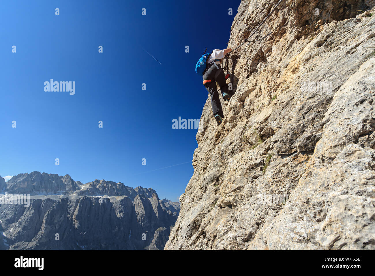 Dolomiti - Female climber sur V Cir Via Ferrata, Gardena Pass, Italie Banque D'Images