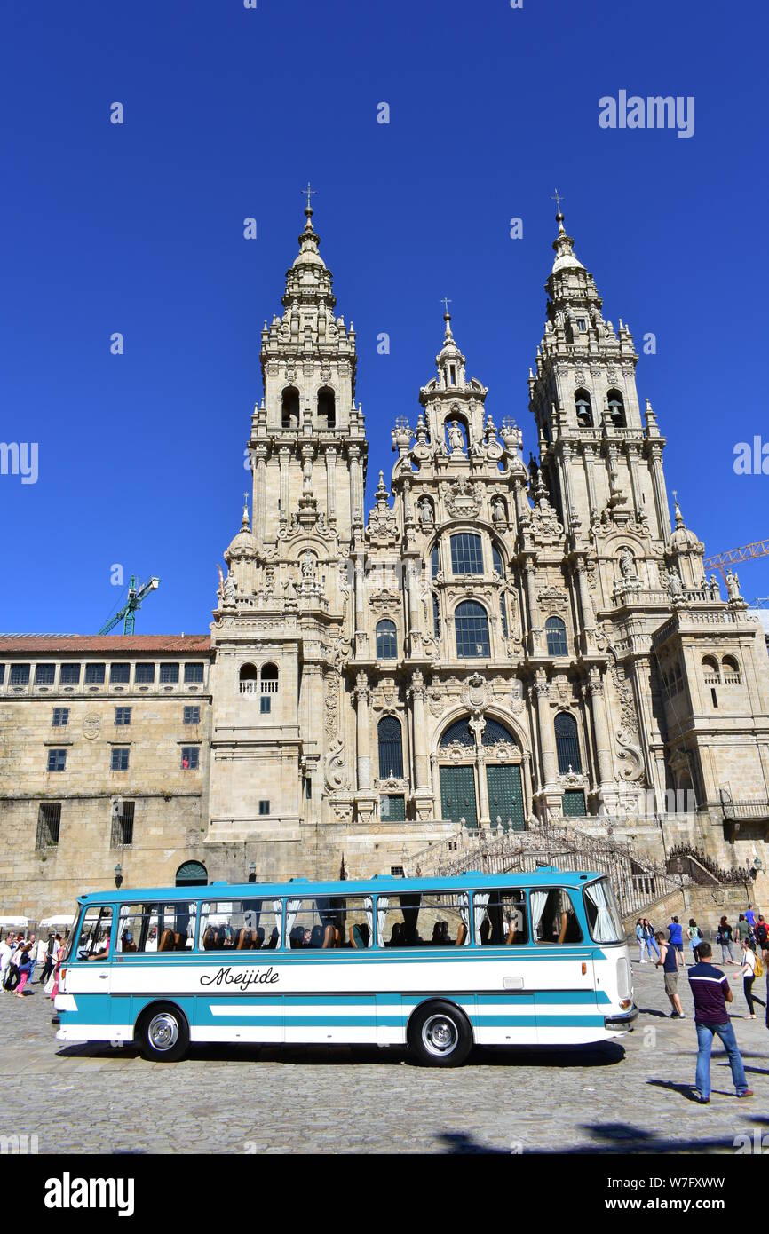Cathédrale avec vieux bus et de pèlerins. Santiago de Compostela, Espagne. Le 28 juillet 2019. Banque D'Images