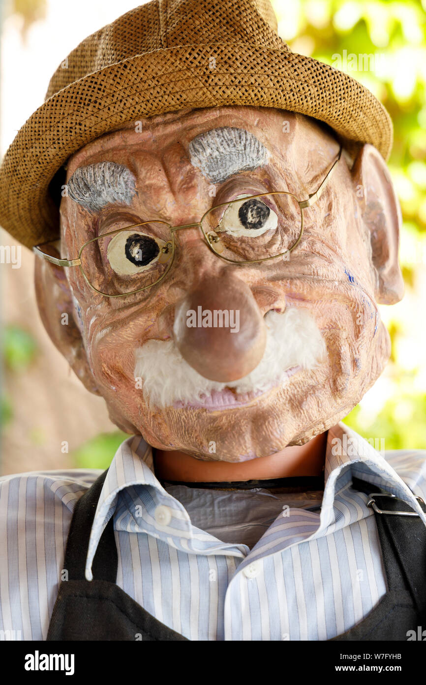 La tête d'un vieil homme modelé sur un mannequin, la publicité d'un café à la citadelle de Blaye historique en France. Banque D'Images