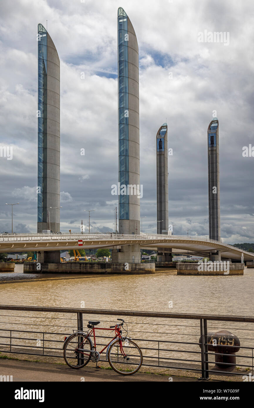 2013 Jacques Chaban-Delmas bridge, Pont Jacques Chaban-Delmas, sur la Garonne, Bordeaux, France. Le pont le plus long d'Europe. Banque D'Images