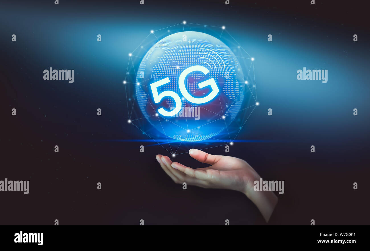 Main tenant l'hologramme 5G, les systèmes sans fil et internet de chose à l'avenir et de la transmission de signal standard moderne. Réseau Concept technolo Banque D'Images