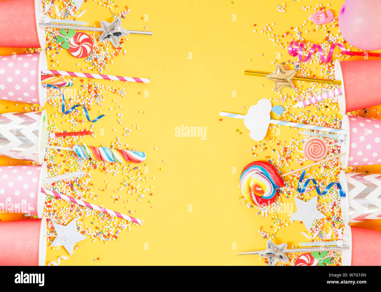 Anniversaire bonbons et accessoire sur fond jaune Banque D'Images