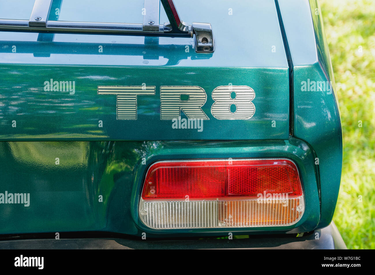 Collegeville, PA - 28 juillet 2019 : de près de l'arrière d'un vert foncé Triumph TR8 photographié alors qu'il est assis dans un parc. Banque D'Images