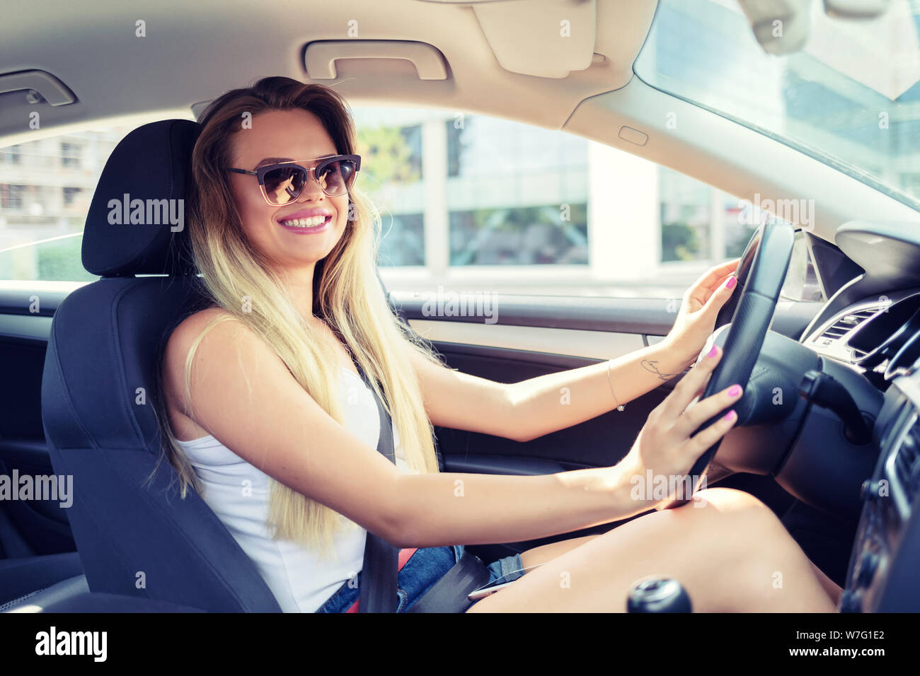 Femme Au Volant Voiture Banque De Photographies Et D’images à Haute Résolution Alamy