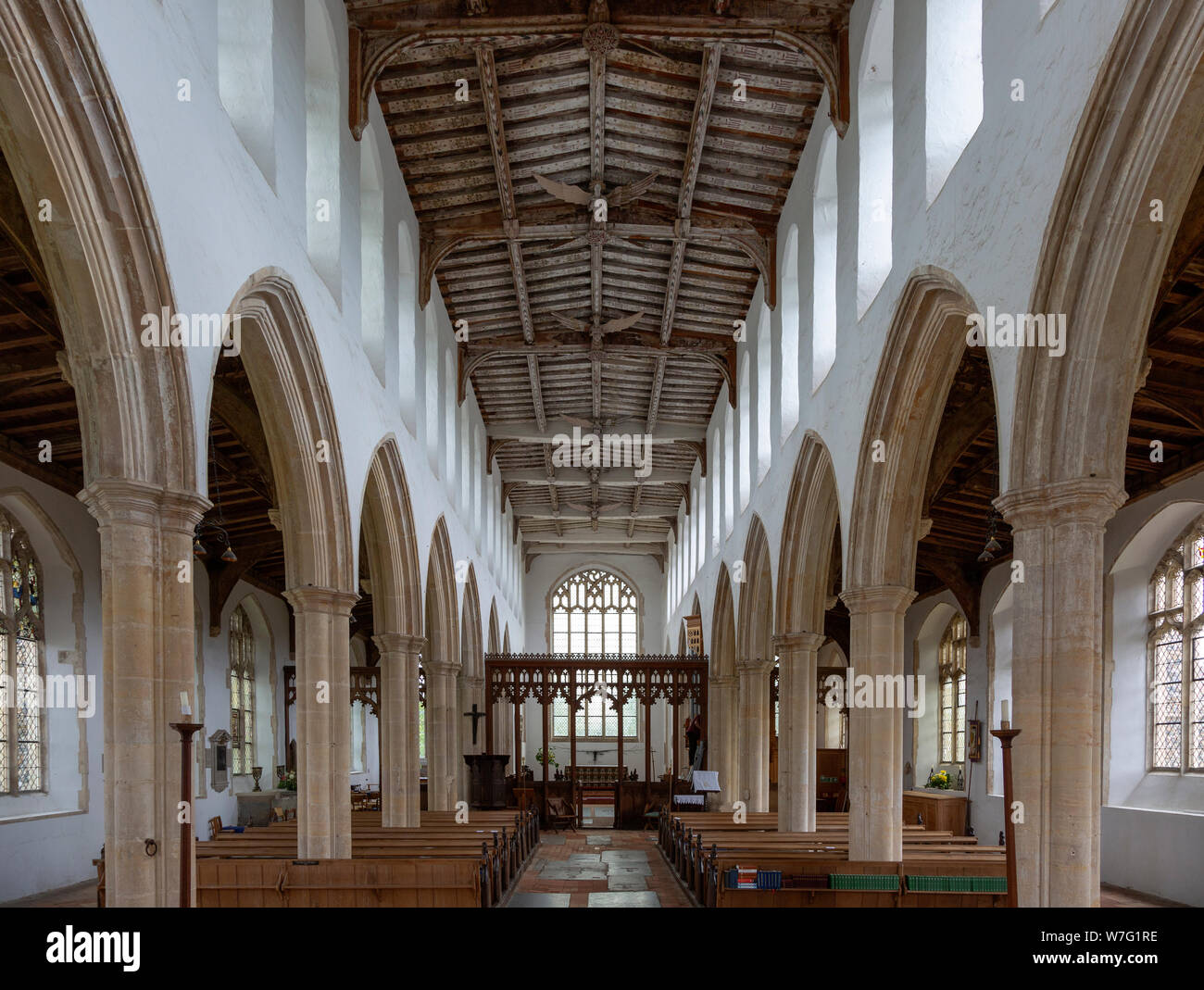 Vue de l'intérieur vers le bas à nef choeur avec toit en bois, de l'église Holy Trinity, Blythburgh, Suffolk, Angleterre, RU Banque D'Images