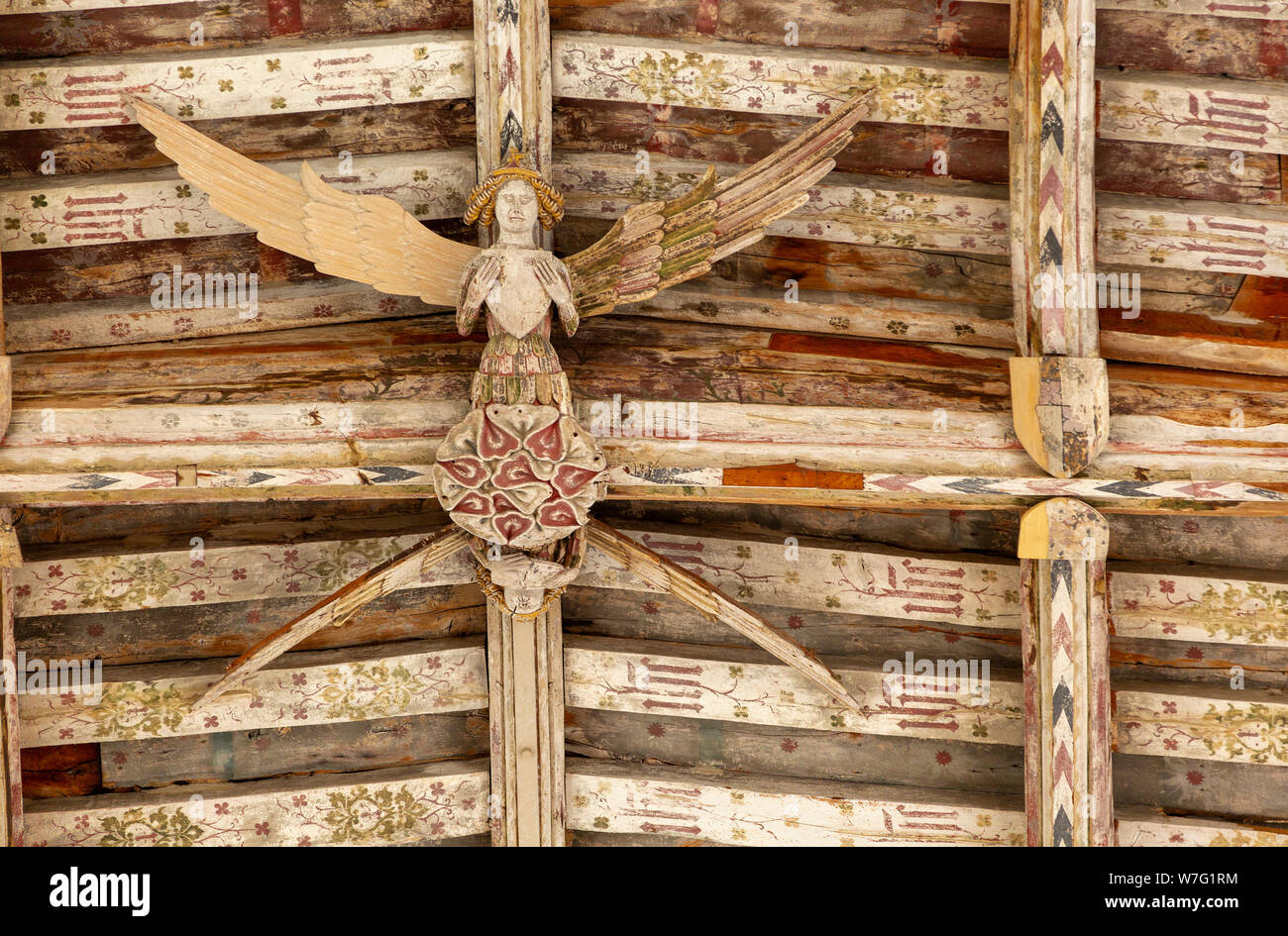 Anges en bois sculpté en toit de marteau de l'église Holy Trinity, Blythburgh, Suffolk, Angleterre, RU Banque D'Images