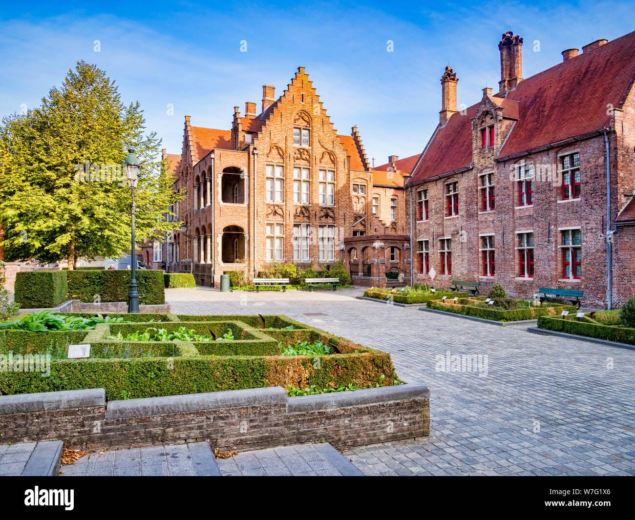 Cour intérieure de la cité médiévale l'hôpital St Jean de Bruges, Belgique. C'est maintenant un centre culturel. Banque D'Images