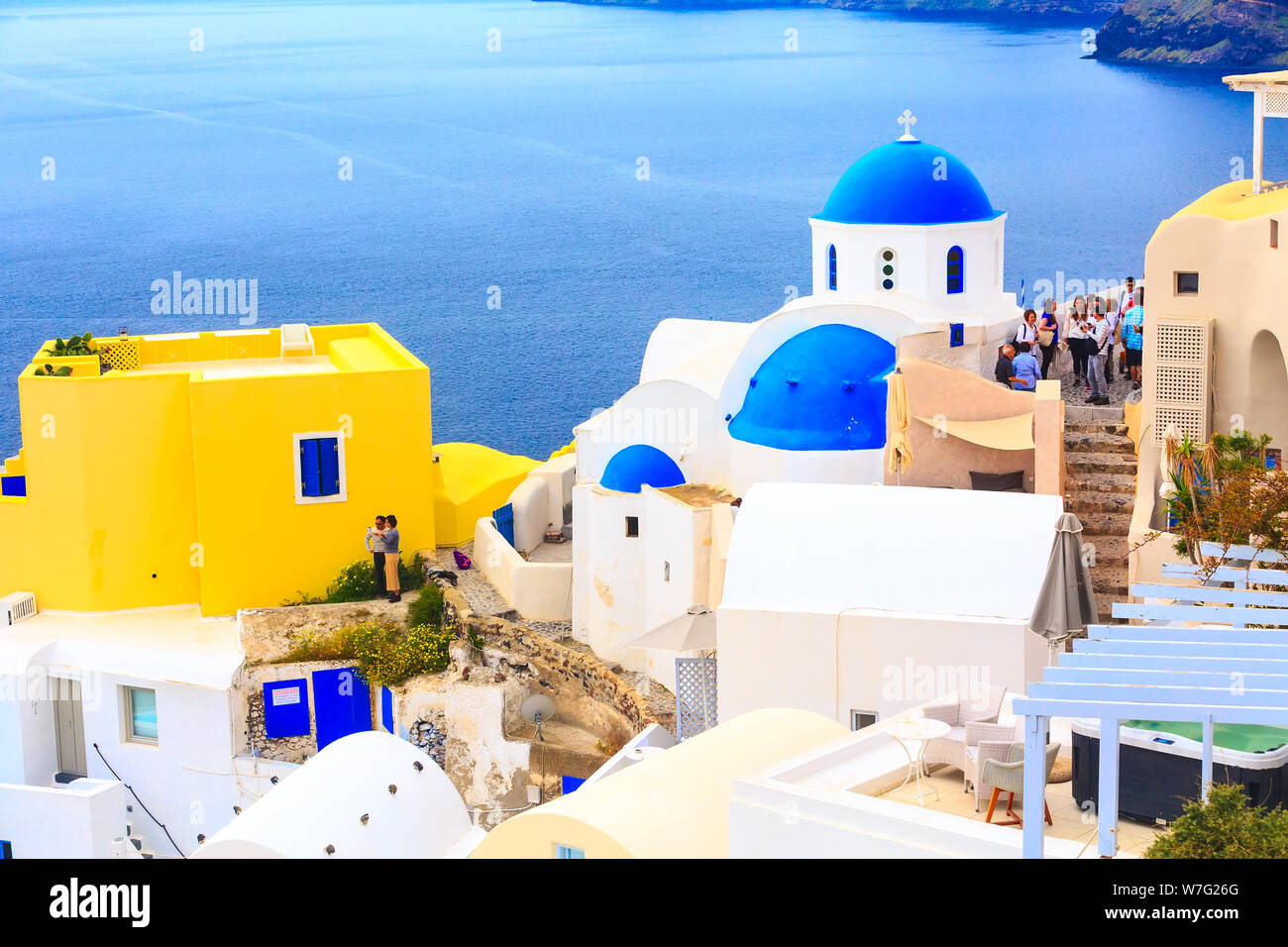 Oia, Santorin, Grèce - 25 Avril 2019 : Célèbre ville, village vue panoramique avec blue dome église et maisons colorées Banque D'Images