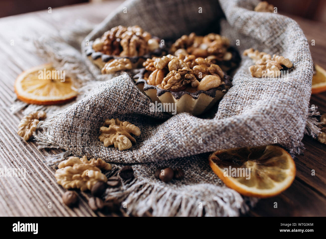Panier Sucré gâteau avec le lait concentré et les écrous. La cuisson à la maison. Banque D'Images